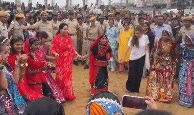 डिप्टी सीएम दीया कुमारी पहुंची पुष्कर मेला, विदेशी सैलानियों संग किया पारंपरिक राजस्थानी डांस