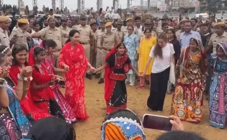 डिप्टी सीएम दीया कुमारी पहुंची पुष्कर मेला, विदेशी सैलानियों संग किया पारंपरिक राजस्थानी डांस