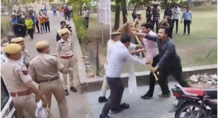 राजस्थान यूनिवर्सिटी में छात्रों पर बर्बरता से की लाठीचार्ज, 70% फेल रिजल्ट पर हो रहा प्रदर्शन