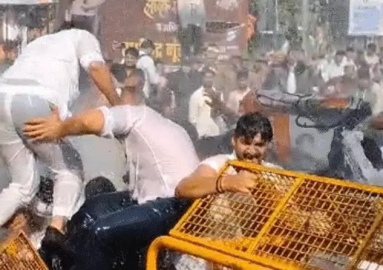 युवा कांग्रेस का CM आवास पर जोरदार प्रदर्शन, पुलिस से धक्का-मुक्की, बैरिकेड्स पर चढ़े कार्यकर्ता