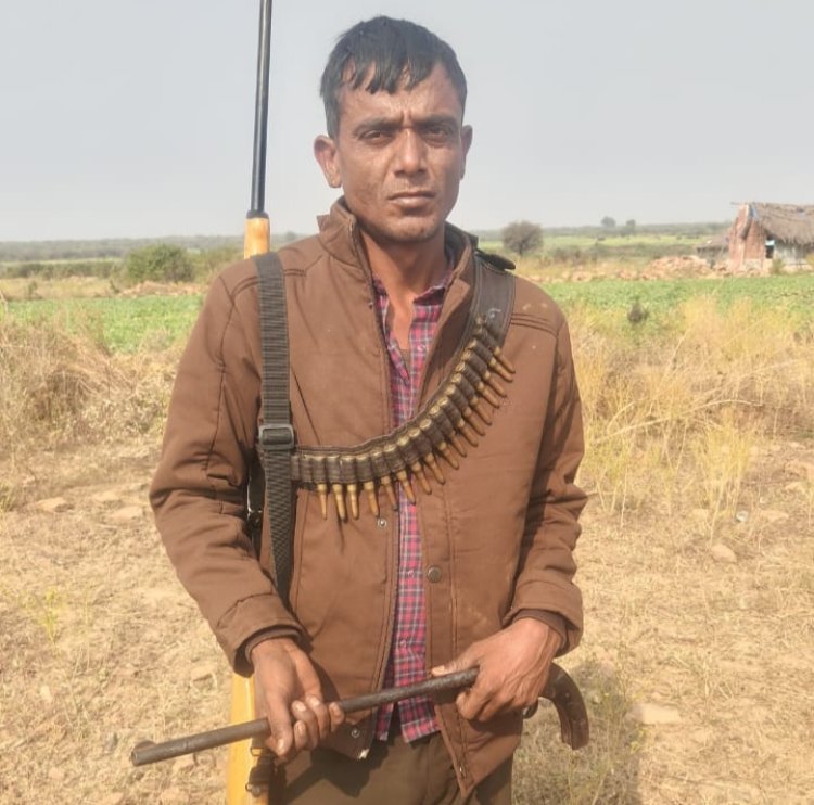10 हजार का इनामी बदमाश राधे गुर्जर धराया, पुलिस ने बरामद किए दो देशी कट्टे और 22 जिंदा कारतूस
