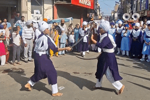 लड़कियों के हैरतअंगेज करतब, गुरुनानक देव जी के 556वें प्रकाश पर्व पर उमड़ा सैलाब