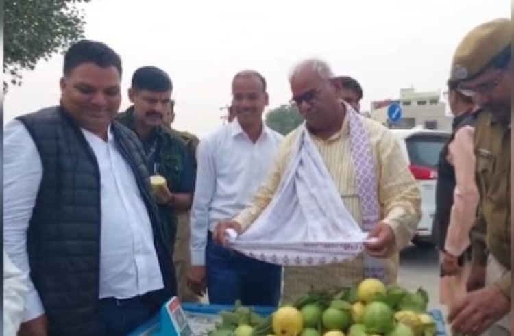 राजस्थान के शिक्षा मंत्री मदन दिलावर ने ठेले वाले से गमछे में लिए अमरूद, पॉलीथिन पर सख्ती, कहा- "पर्यावरण को नुकसान होता है"