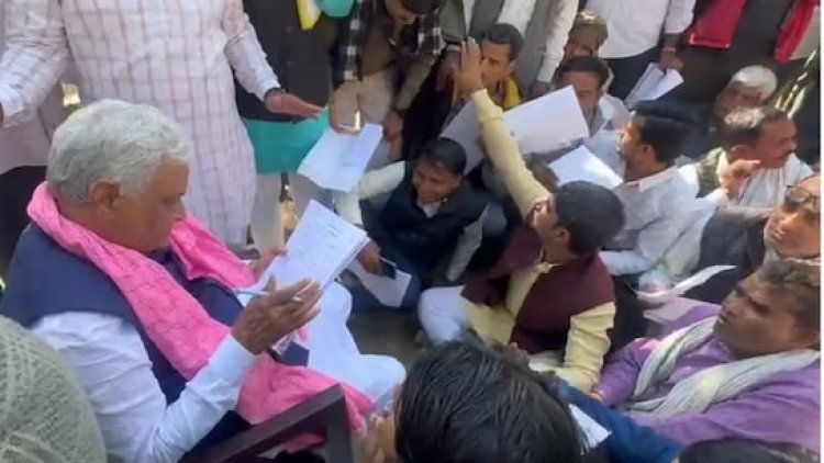 राजस्थान कृषि मंत्री डॉ. किरोड़ीलाल मीणा ने लॉन में लगाया 'मंत्री दरबार', मौके पर ही दूर की फरियादियों की समस्या