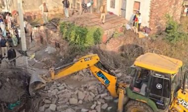 गौतम बुद्ध नगर के मुख्य मार्ग पर चला पीला पंजा, नगर परिषद ने हटाया वर्षों पुराना अतिक्रमण