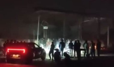 श्मशान घाट में अंधेरा, गाड़ियों की हेडलाइट में बेटे ने किया पिता का अंतिम संस्कार, वीडियो वायरल