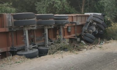 जयपुर में केबल से भरा ट्रेलर अनियंत्रित होकर पलटा — सड़क सुरक्षा और नियमों पर उठ रहे बड़े सवाल