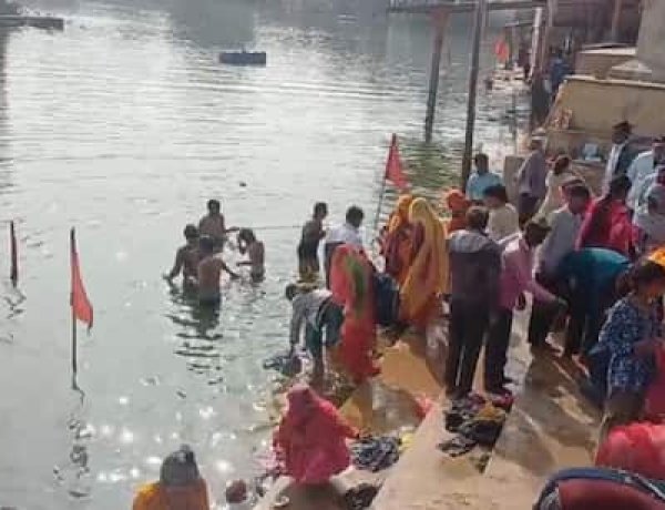 मकर संक्रांति पर पुष्कर के वराह मंदिर में उमड़ा श्रद्धालुओं का सैलाब, पगड़ीधारी धर्मराज बने आस्था का केंद्र