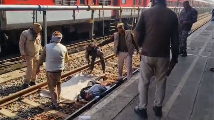 चलती ट्रेन में चढ़ने की कोशिश में युवक की मौत, शरीर के दो टुकड़े हुए