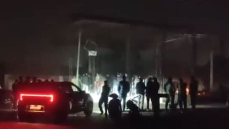 श्मशान घाट में अंधेरा, गाड़ियों की हेडलाइट में बेटे ने किया पिता का अंतिम संस्कार, वीडियो वायरल