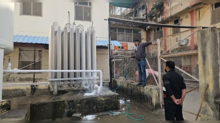 अस्पताल के ऑक्सीजन प्लांट पर जम रही बर्फ, सप्लाई बाधित होने का मंडरा रहा खतरा