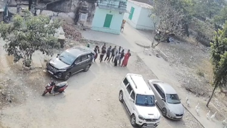 पुश्तैनी जमीन को लेकर रिश्तेदारों में खूनी संघर्ष, महिलाएं भी घायल, 11 दिन बाद भी दहशत