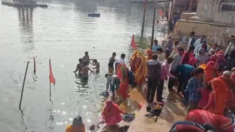 मकर संक्रांति पर पुष्कर के वराह मंदिर में उमड़ा श्रद्धालुओं का सैलाब, पगड़ीधारी धर्मराज बने आस्था का केंद्र