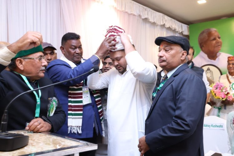 तेजस्वी को RJD की कमान, गिरिराज सिंह ने छेड़ा वंशवाद का मुद्दा