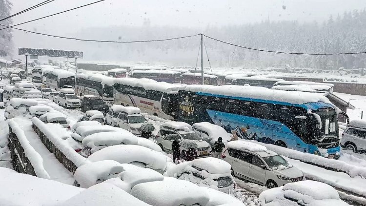 भारी बर्फबारी से हिमाचल में 835 सड़कें बंद, मनाली-शिमला में ट्रैफिक जाम; IMD का ऑरेंज अलर्ट