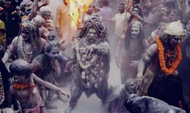 वाराणसी में मसाने की होली: मणिकर्णिका घाट पर राख और भस्म से खेली अनोखी होली