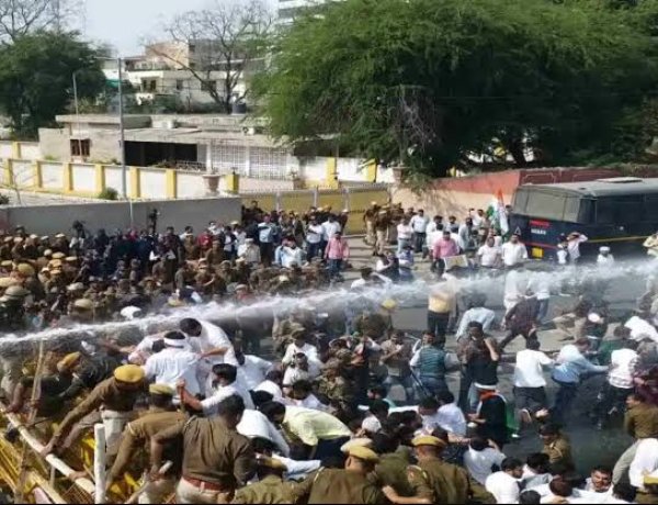 जयपुर में यूथ कांग्रेस का उग्र प्रदर्शन: गिरफ्तारी के विरोध में PCC कार्यालय के बाहर हंगामा, पुलिस से झड़प