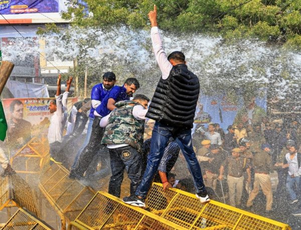 Jaipur में यूथ कांग्रेस का PCC कार्यालय के बाहर प्रदर्शन, पुलिस से झड़प