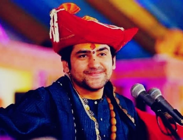 अजमेर हनुमंत कथा: धीरेंद्र कृष्ण शास्त्री ने बच्चे को दी सलाह—पढ़ाई पर दो ध्यान, अंधविश्वास से बचो