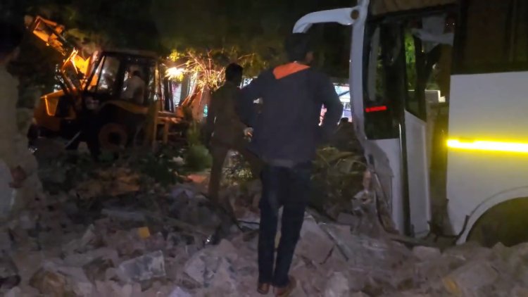 बाड़मेर से चौहटन जा रही MR बस दुर्घटनाग्रस्त, 3–4 यात्री घायल; SP मौके पर पहुंचे