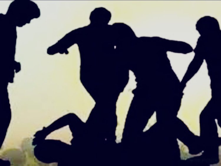 अलवर अस्पताल के बाहर युवकों का तांडव, देर रात जमकर मारपीट