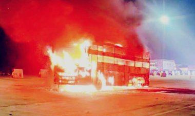 हाईवे पर बस बनी आग का गोला चंद मिनटों में कोयला बनी स्लीपर कोच, यात्रियों ने कूदकर बचाई जान