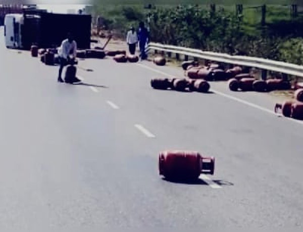 किशनगढ़ में गैस सिलेंडरों से भरा ट्रक पलटा, टायर फटने से सड़क पर बिखरे 145 सिलेंडर