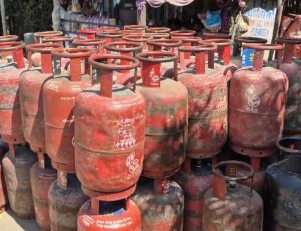 गैस एजेंसियों पर जिला प्रशासन की सख्ती, कलेक्टर लोक बंधू ने किया औचक निरीक्षण