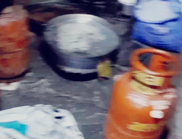 भरतपुर में अवैध गैस उपयोग पर कार्रवाई, तीन दुकानों से 8 घरेलू सिलेंडर जब्त