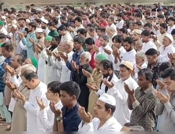 अजमेर में ईद सादगी और शोक के बीच, शिया समुदाय ने काली पट्टी बांधकर अदा की नमाज