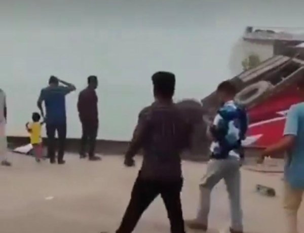 बांग्लादेश के राजबाड़ी में फेरी टर्मिनल पर बड़ा हादसा,पद्मा नदी में गिरी बस, 24 लोगों की मौत
