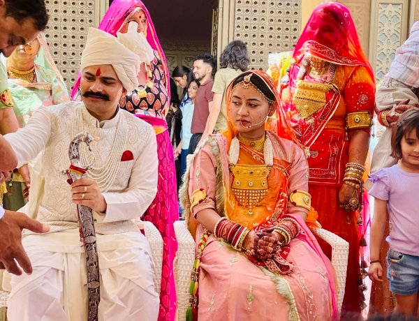 1 रुपए शगुन में IPS शादी: विदाई में भावुक हुईं अंशिका, मां-बहन से लिपटकर रो पड़ीं