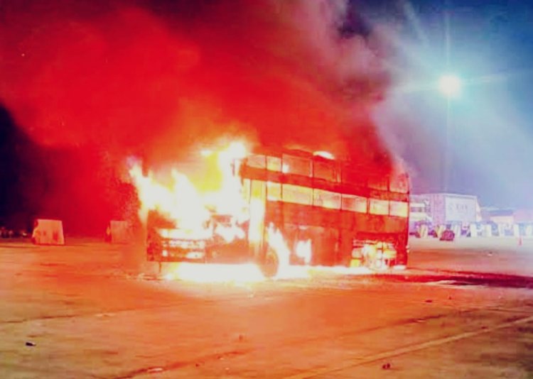 हाईवे पर बस बनी आग का गोला चंद मिनटों में कोयला बनी स्लीपर कोच, यात्रियों ने कूदकर बचाई जान