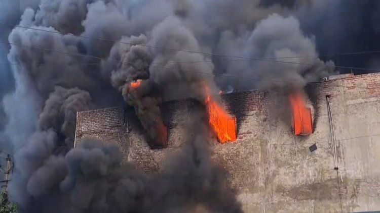 जयपुर के बिंदायका में प्लास्टिक फैक्ट्री में भीषण आग, दूर-दूर तक दिखा धुएं का गुबार