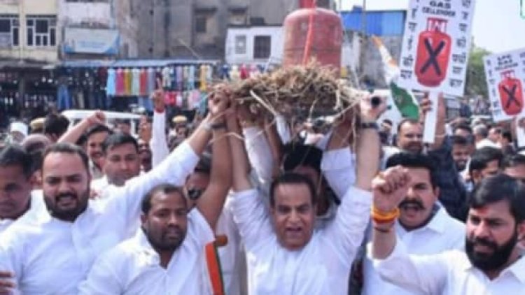 राजस्थान में LPG पर सियासी घमासान, कांग्रेस ने निकाली सिलेंडर की ‘अर्थी’