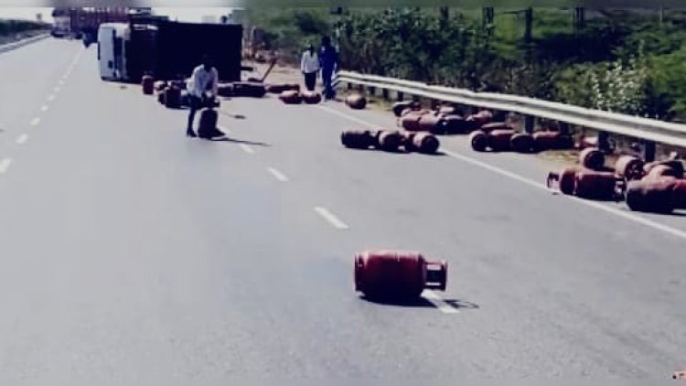 किशनगढ़ में गैस सिलेंडरों से भरा ट्रक पलटा, टायर फटने से सड़क पर बिखरे 145 सिलेंडर