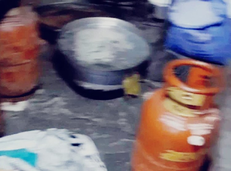 भरतपुर में अवैध गैस उपयोग पर कार्रवाई, तीन दुकानों से 8 घरेलू सिलेंडर जब्त