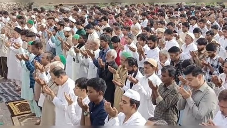 अजमेर में ईद सादगी और शोक के बीच, शिया समुदाय ने काली पट्टी बांधकर अदा की नमाज