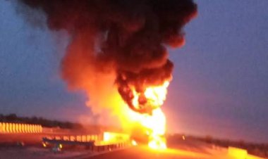 चलते टैंकर में धमाका, हाईवे पर बना आग का गोला: 2 KM लंबा जाम, 5 दमकल मौके पर