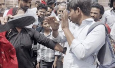 बाड़मेर में छेड़छाड़ करने वाले मनचले की सरेराह पिटाई, महिला ने जूते से सिखाया सबक