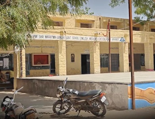 बाड़मेर में एडमिशन की बंपर भीड़: महात्मा गांधी इंग्लिश स्कूल बना पहली पसंद