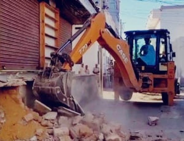 बीकानेर में हिस्ट्रीशीटर पर चला बुलडोज़र, अवैध निर्माण ढहा
