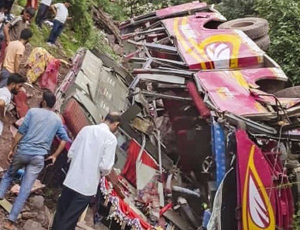 जम्मू उधमपुर बस हादसा: 100 फीट खाई में गिरी बस, 21 की मौत, 29 घायल