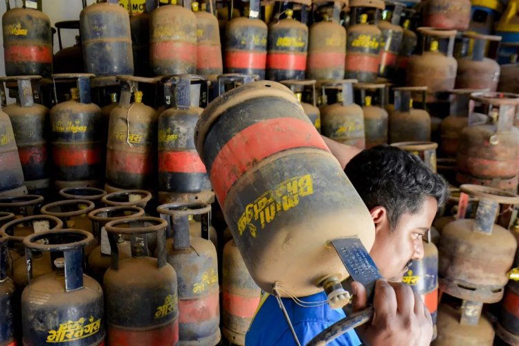 गैस सिलेंडर झटका: 195 रुपए की बढ़ोतरी, कॉमर्शियल सिलेंडर 2000 के पार