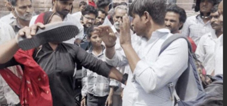 बाड़मेर में छेड़छाड़ करने वाले मनचले की सरेराह पिटाई, महिला ने जूते से सिखाया सबक
