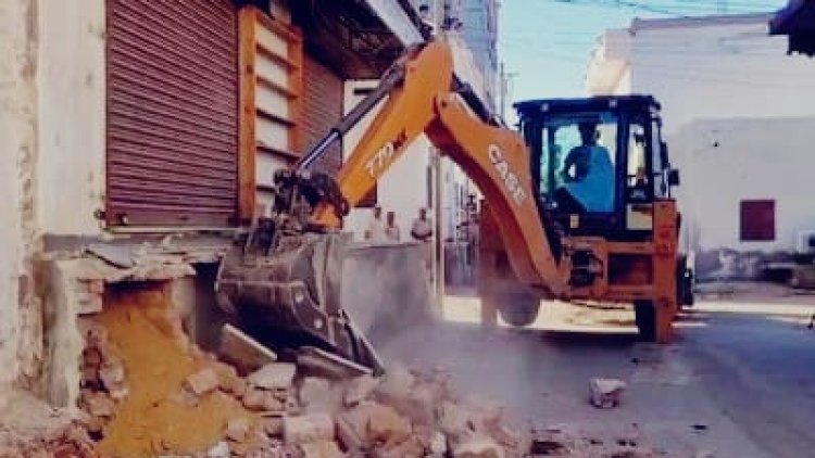 बीकानेर में हिस्ट्रीशीटर पर चला बुलडोज़र, अवैध निर्माण ढहा