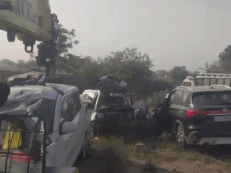 दिल्ली-मुंबई एक्सप्रेसवे पर हादसा: ट्रक से टकराई कार, बिजनेसमैन परिवार के 6 घायल