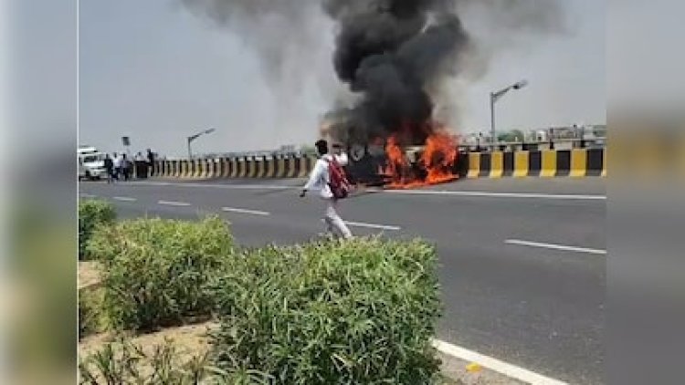 Rajasthan News: टोंक में कैश वैन में लगी भीषण आग, करोड़ों रुपये सुरक्षित