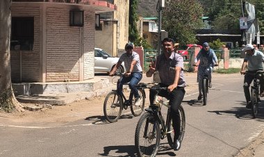 सिरोही में प्रशासन की अनूठी पहल, ईंधन बचाने के लिए साइकिल पर अधिकारी