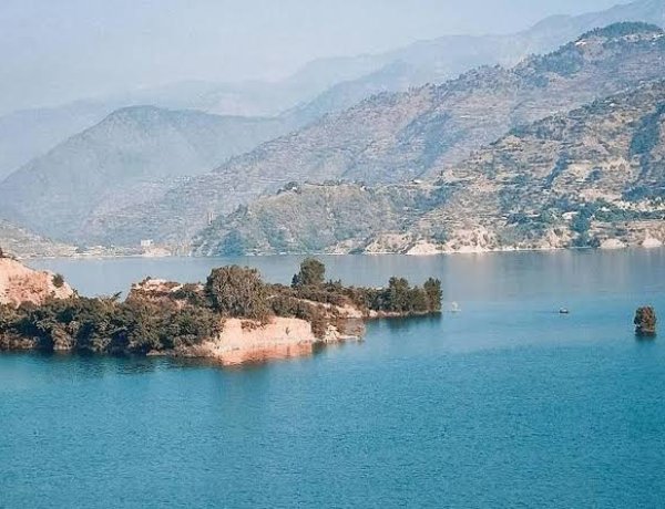 टिहरी झील में फ्लोटिंग हट्स बने खतरा, संचालन पर लगी रोक